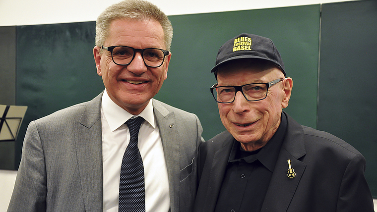 Laudator und Preisträger: Louis van der Haegen (r.) wurde von Gemeindepräsident Melchior Buchs gewürdigt. Foto: ZVG