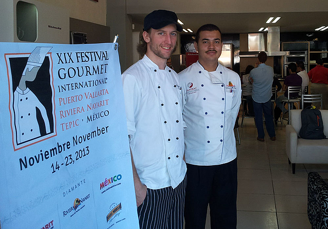 Koch mit Schirmmütze: Orlando Maria Hügli mit seinem mexikanischen Sous Chef Enrique Ramirez.  Foto: zVg