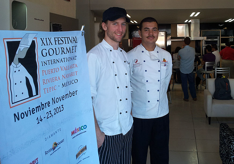 Koch mit Schirmmütze: Orlando Maria Hügli mit seinem mexikanischen Sous Chef Enrique Ramirez. Foto: zVg