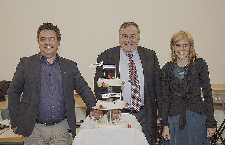 Hochzeit zu dritt: Fabio Jeger, vormals Präsident von Schwarzbubenland Tourismus, übernimmt im neuen Forum Schwarzbubenland die Leitung Fachgruppe Tourismus, Hans Büttiker übergibt das Präsidium an Gelgia Herzog (v. l.). Foto: Martin Staub