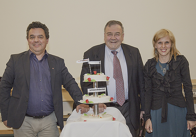 Hochzeit zu dritt: Fabio Jeger, vormals Präsident von Schwarzbubenland Tourismus, übernimmt im neuen Forum Schwarzbubenland die Leitung Fachgruppe Tourismus, Hans Büttiker übergibt das Präsidium an Gelgia Herzog (v. l.).  Foto: Martin Staub
