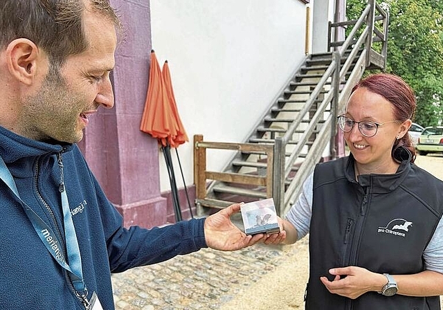 Fachkundig: Nicolas Beerli und Pascale Hutter präsentierten einen Abend ganz im Zeichen der Fledermaus – 
auch mit Hilfe von Präparationen. Foto: Caspar Reimer