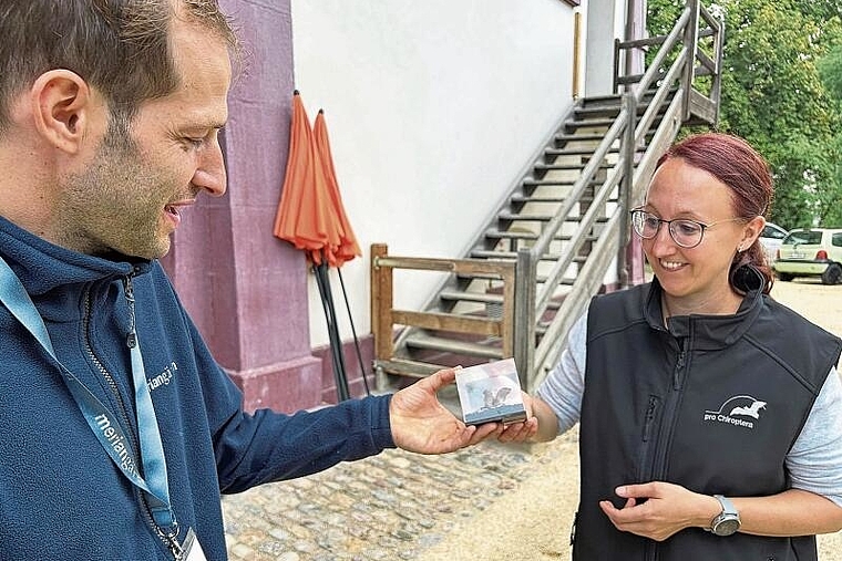 Fachkundig: Nicolas Beerli und Pascale Hutter präsentierten einen Abend ganz im Zeichen der Fledermaus –
auch mit Hilfe von Präparationen. Foto: Caspar Reimer
