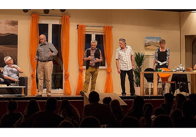 In Szene: (v.l.) Tochter Anita (Sophie Allemann), Versicherungsvertreter Sommer (Erich Borer), Paul Moos (Jürg Bettschen), Willi Kägi (Valentin Freiermuth), Dani Moos (Alois Meier), Erna Moos (Romy Dreier) und Dorli Kägi (Andrea Meier). Fotos: Mar