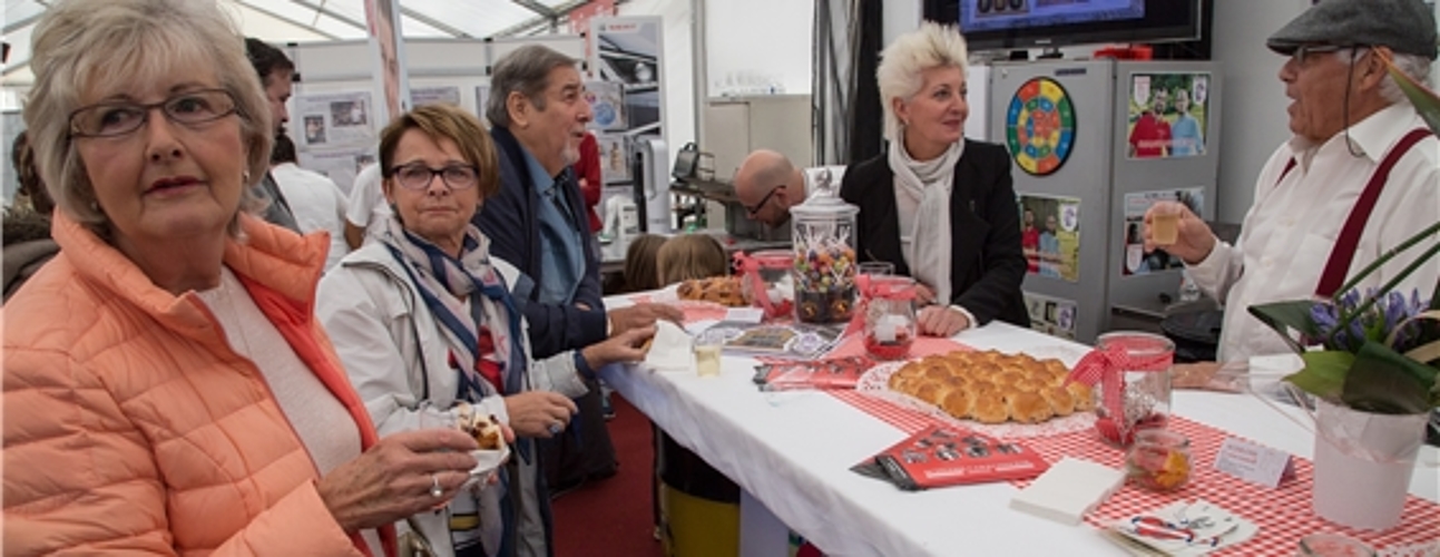 Volksauflauf beim Dorfbäcker: Die Besucherinnen geniessen das Sutter-Gebäck.
