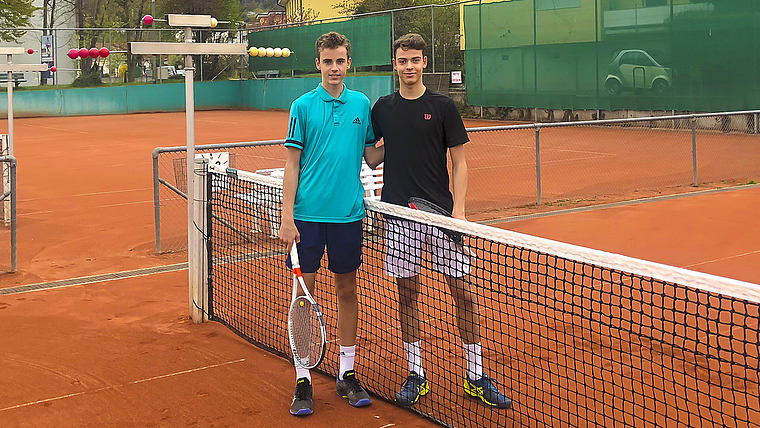 Roger Federer auf den Fersen: Colin und Mika Brunold wollen auf den Tennis-Olymp.  Foto: Caspar Reimer