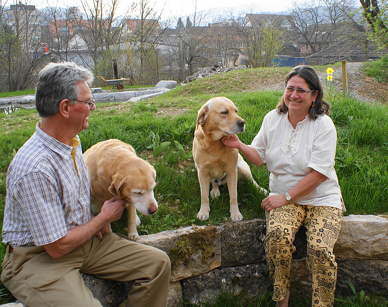 Frühling 2012: Salomé und Peter Oettli geniessen die neue Freiheit zusammen mit ihren Labradorhunden Kahira (l.) und Ramses. Foto: Roland Bürki