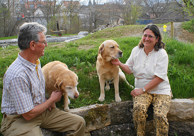Frühling 2012: Salomé und Peter Oettli geniessen die neue Freiheit zusammen mit ihren Labradorhunden Kahira (l.) und Ramses.  Foto: Roland Bürki