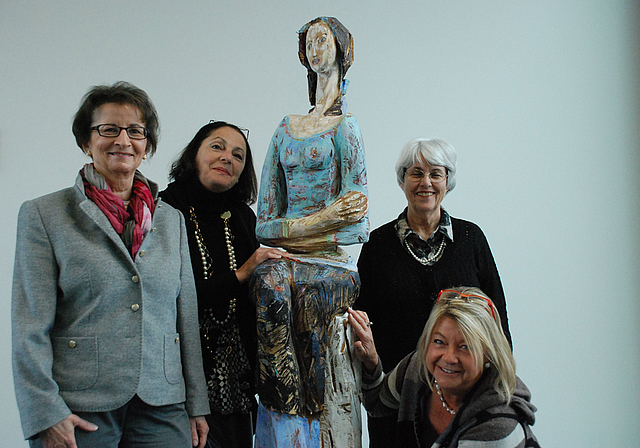 Verwandeln das Gemeindehaus in einen Kunsttempel: Die kuratierende Arbeitsgruppe mit Carmen Küpfer, Bluette Mangold, Irene
