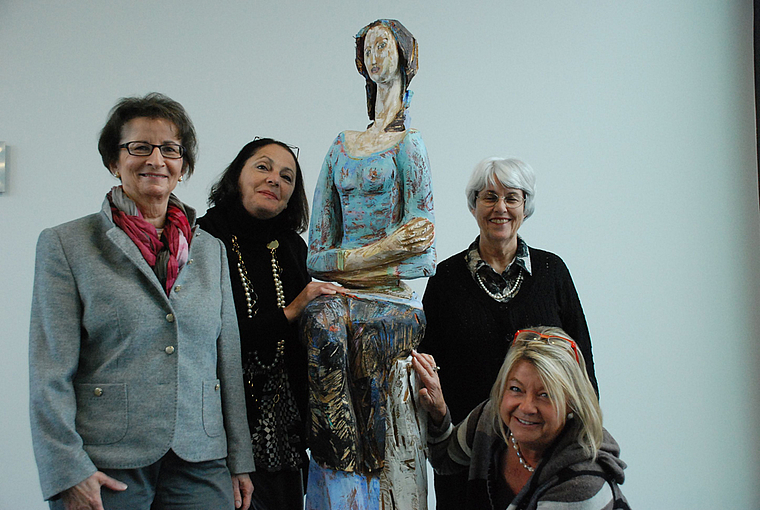 Verwandeln das Gemeindehaus in einen Kunsttempel: Die kuratierende Arbeitsgruppe mit Carmen Küpfer, Bluette Mangold, Irene
