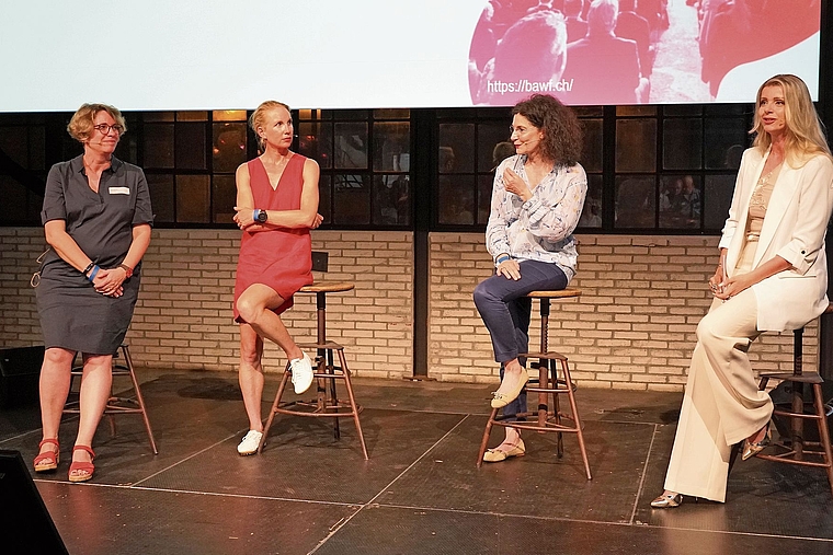 Frauen in Führungspositionen: (v. l.) Miriam Baumann (Läckerli Huus), Nora Fehlbaum (Vitra), Tina Müller (Weleda) und Moderatorin Désirée Lehmann diskutierten darüber, was gutes Leadership ausmacht. Foto: Tobias Gfeller