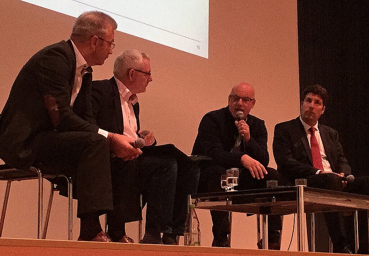 Gaben am Herbstanlass des HEV Dorneck-Thierstein wertvolle Tipps zu Versicherungsfragen und Steuerabzügen: (v.l.) Christoph Hänggi, Generalagent Zürich Versicherung; Moderator Mark Winkler, Ralph Borer von der Gebäudeversicherung und Michael Schw