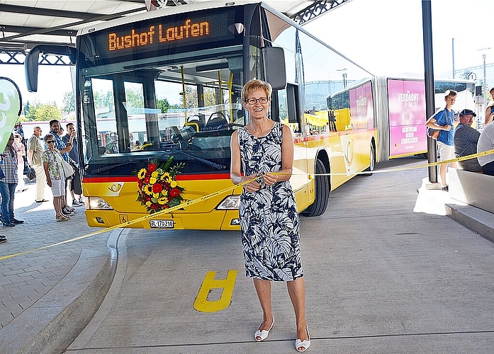 Da hatte sie noch gut lachen: Regierungsrätin Sabine Pegoraro eröffnet den Bushof in Laufen. Foto: WOS