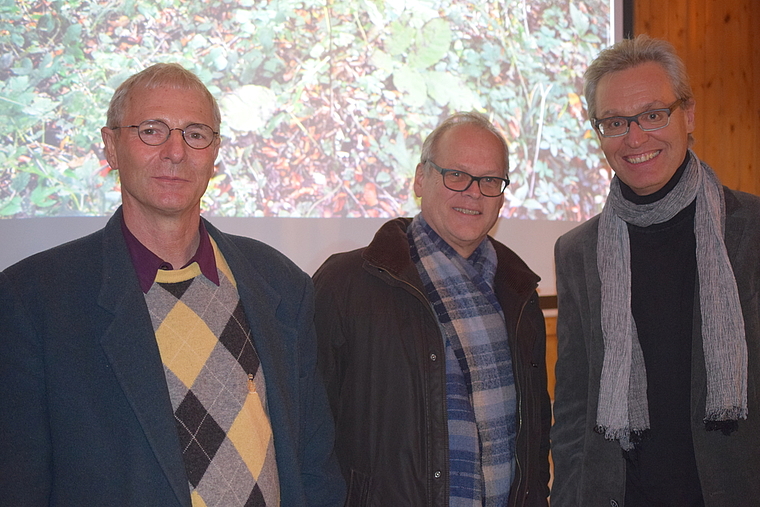 Experten (v. l.): Kreisförster Martin Roth, Kantonsoberförster Jürg Fröhlicher und Forstingenieur Peter Brang von der Eidgenössischen Forschungsanstalt Wald, Schnee und Landschaft. Foto: Bea Asper