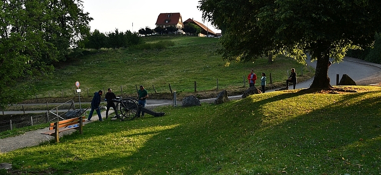 Explosives Schwarzpulver: Nach jedem Schiessvorgang wird das Rohr mit einem Druckluftgerät gereinigt. Foto: Bea Asper