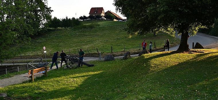 Explosives Schwarzpulver: Nach jedem Schiessvorgang wird das Rohr mit einem Druckluftgerät gereinigt.  Foto: Bea Asper