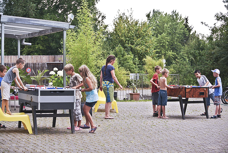 Ferienspass pur: Auch Tischfussball gehört zum reichhaltigen Programm. Diesmal im Jugendhaus Phönix. Foto: Bea Asper