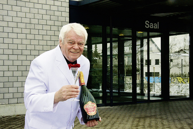 Enternainment zum Vergnügen der Gäste: Nobby Blochin in Festlaune für Silvester vor dem Kuspo-Saal. Foto: Edmondo Savoldelli