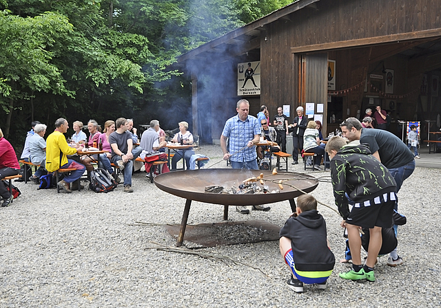 Fröhliches Wurstbräteln: Nach dem Marsch genossen die Banntägler das Fest beim Schlosshof.