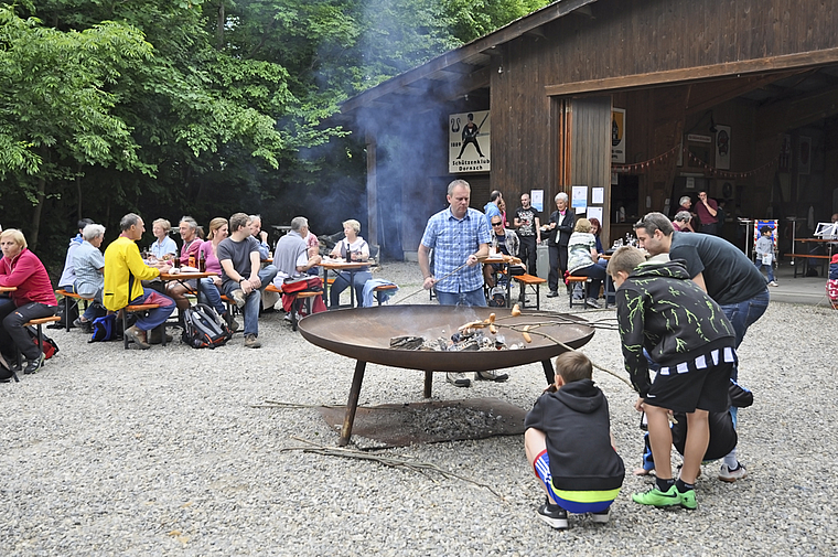 Fröhliches Wurstbräteln: Nach dem Marsch genossen die Banntägler das Fest beim Schlosshof.
