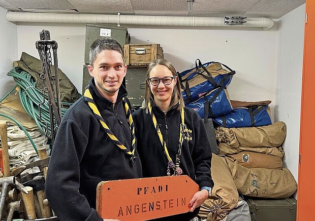 Wohin mit den Zelten? Luca und Khaila Vecchi sitzen auf Unmengen von Material. Foto: Caspar Reimer