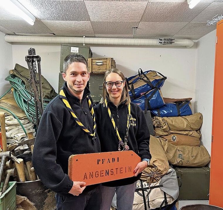 Wohin mit den Zelten? Luca und Khaila Vecchi sitzen auf Unmengen von Material. Foto: Caspar Reimer