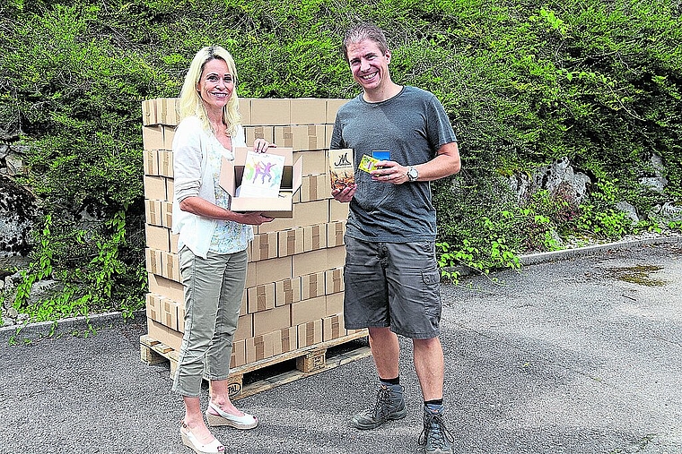 Bereiten die Päckli vor: Yvonne Neuenschwander, Vorstand Promotion Laufental, und Thomas Boillat, Wirtschaftsförderung Laufental Schwarzbubenland. Foto: Gaby Walther