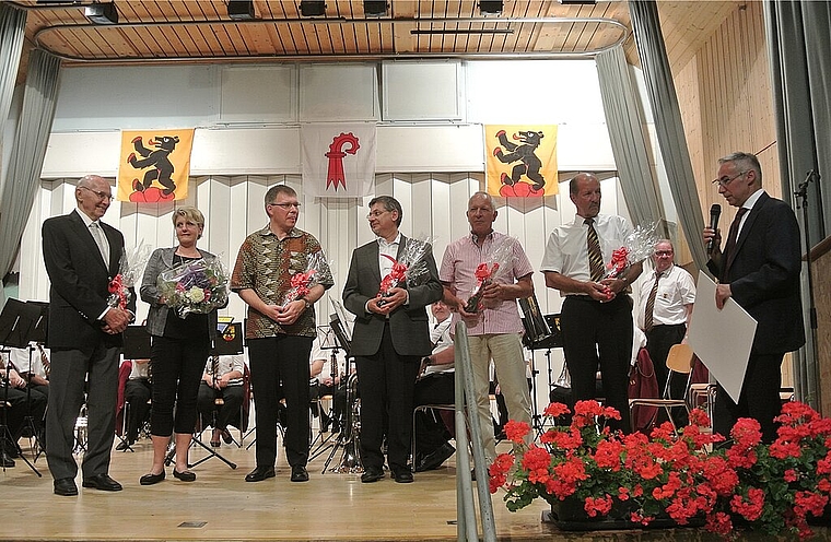 Die Mitglieder der Arbeitsgruppe: Sie erledigten die Hauptarbeit für das Heimatkundebuch, doch dahinter standen weitere engagierte Dugginger, die mithalfen, Material zusammenzutragen und alle Puzzle-Teile zusammenzusetzen. Foto: Bea Asper