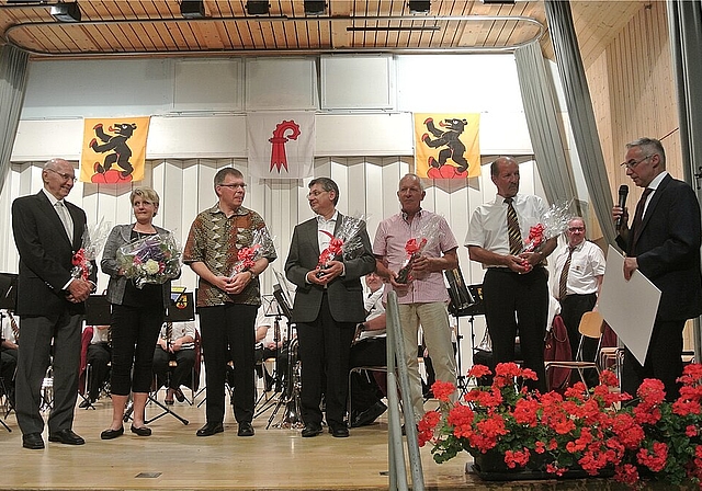 Die Mitglieder der Arbeitsgruppe: Sie erledigten die Hauptarbeit für das Heimatkundebuch, doch dahinter standen weitere engagierte Dugginger, die mithalfen, Material zusammenzutragen und alle Puzzle-Teile zusammenzusetzen. Foto: Bea Asper