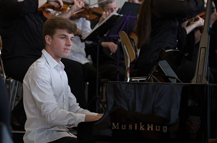 Samuel Meury: Der Musikschüler spielte das Klavierkonzert von Beethoven locker und sicher vor den rund 500 Zuhörenden. 
