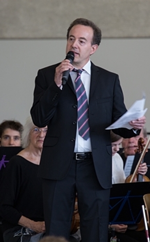 Ulrich Thiersch: Der Schulleiter eröffnete die bombastische Matinee. 
