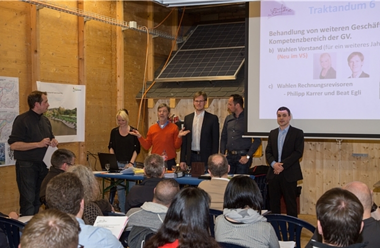 IG Laufen mit Vorstand und Gastgeber: (stehend, v.l.) Roman Bucher, Sonnja Karrer, Roger Chalon, Jan Kappe, Christoph Kern und Gastgeber Alex Beck. Foto: Martin Staub