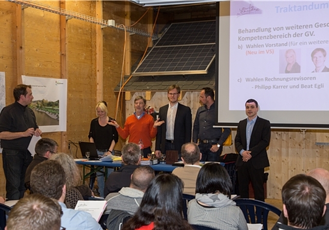 IG Laufen mit Vorstand und Gastgeber: (stehend, v.l.) Roman Bucher, Sonnja Karrer, Roger Chalon, Jan Kappe, Christoph Kern und Gastgeber Alex Beck. Foto: Martin Staub