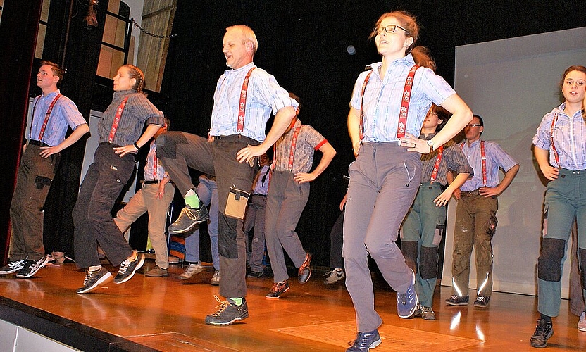 <em>Hosenträger und Edelweiss-Hemd: </em>Bedingungen für den Bünzli-Bürger-Kurs.Fotos: Jürg Jeanloz
