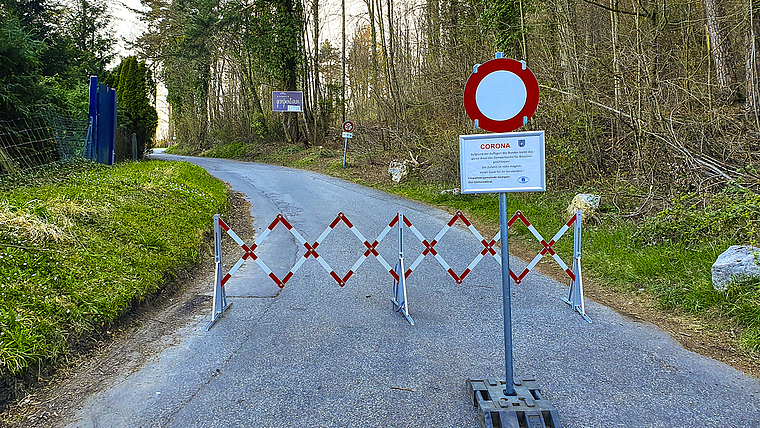 Spätestens hier ist fertig: Seit die Schulen geschlossen wurden, ist auch der Zugang zum beliebten Gempenturm gesperrt; was Wanderer aber nicht daran hindert, trotzdem hinaufzuspazieren. Foto: Fabia Maieroni