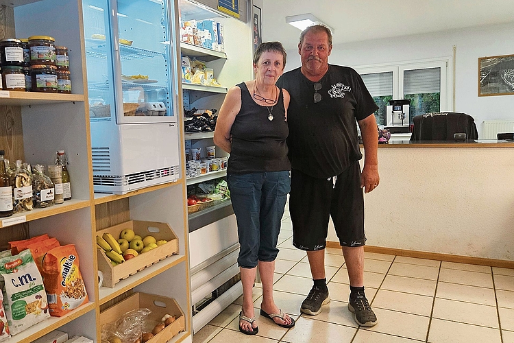 Kamen vor vier Jahren nach Reinach: Barbara Trösch und Stephan Müller. Hier in ihrem Campingladen. Kamen vor vier Jahren nach Reinach: Barbara Trösch und Stephan Müller. Hier in ihrem Campingladen.