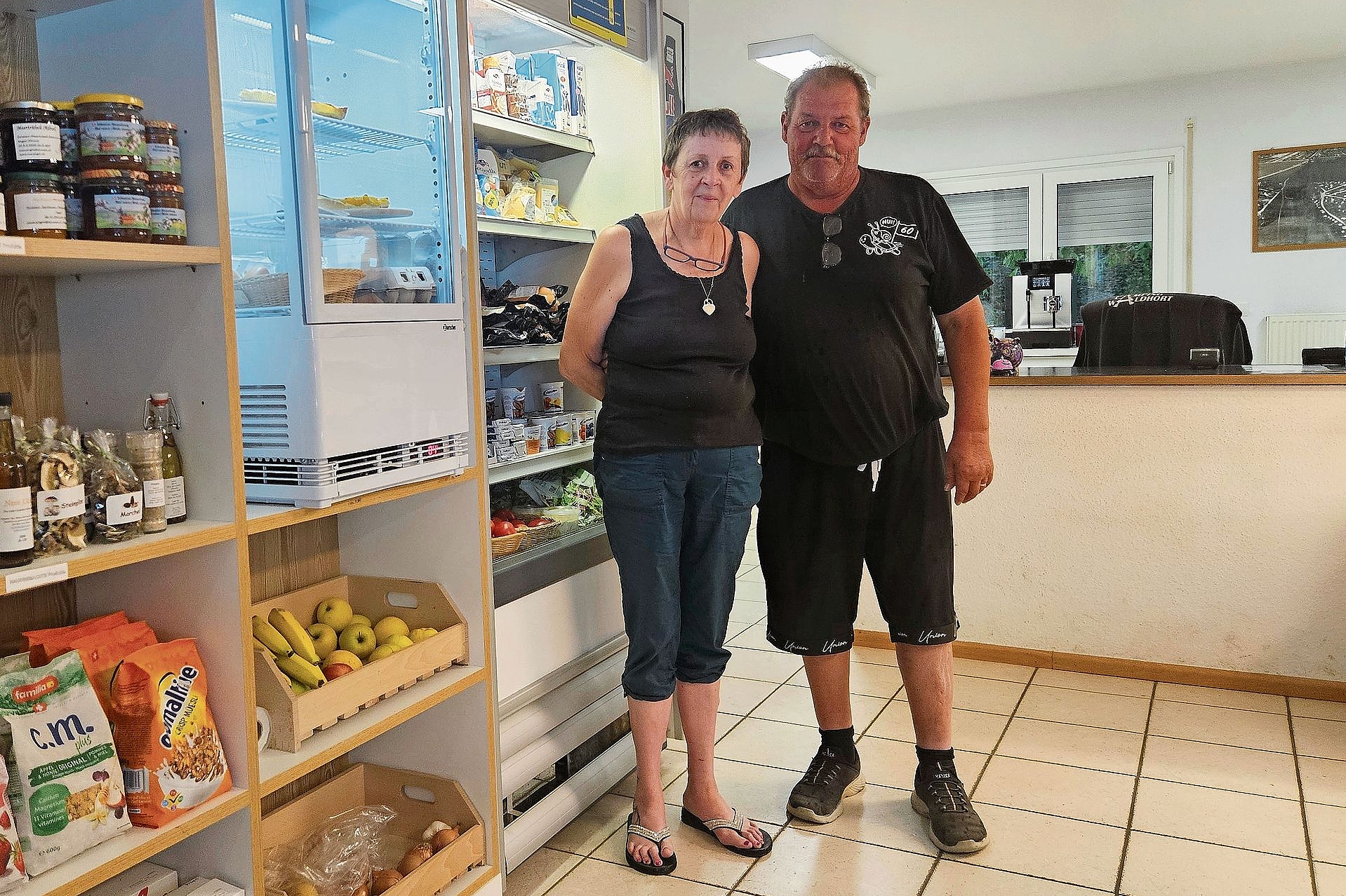 Kamen vor vier Jahren nach Reinach: Barbara Trösch und Stephan Müller. Hier in ihrem Campingladen. Kamen vor vier Jahren nach Reinach: Barbara Trösch und Stephan Müller. Hier in ihrem Campingladen.