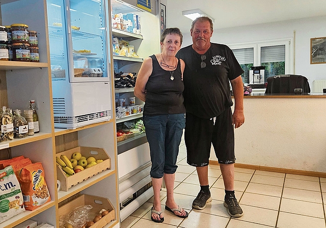 Kamen vor vier Jahren nach Reinach: Barbara Trösch und Stephan Müller. Hier in ihrem Campingladen.