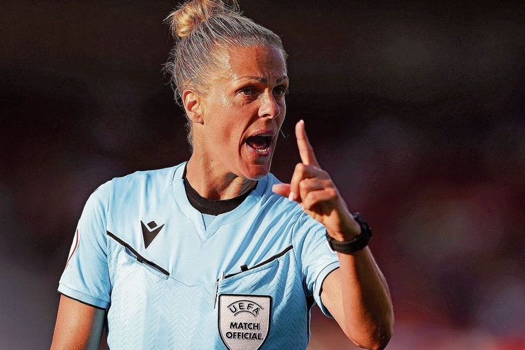 Fokussiert: Désirée Blanco ist aktuell die beste Fussball-Schiedsrichterin der Schweiz und geniesst bei den Profis den gebührenden Respekt. Foto: zvg (Molly Darlington – UEFA/UEFA via Getty Images)