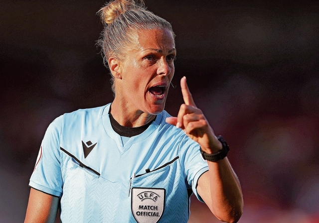 Fokussiert: Désirée Blanco ist aktuell die beste Fussball-Schiedsrichterin der Schweiz und geniesst bei den Profis den gebührenden Respekt. Foto: zvg (Molly Darlington – UEFA/UEFA via Getty Images)