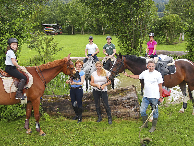 Bereit für den grossen Event: Die Reiterkameraden Romana Wenger (l.), Philipp Wenger, Roger Wenger, Sereina Bianchi (hinten), Präsidentin Gaby Wenger, OK-Vizepräsidentin Anja Mazzoleni (Mitte), Platzwart Rolf Mazzoleni (r.). fOTO: TOBIAS gFELLER