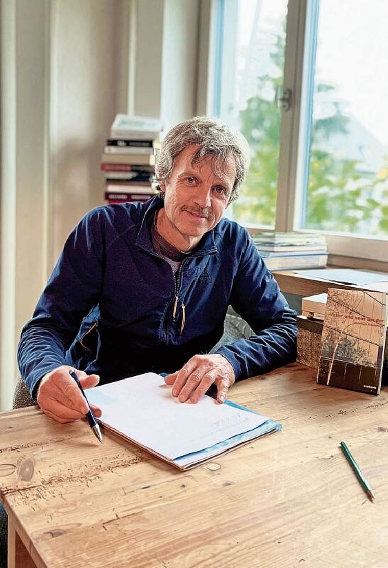 Schreibt gerne noch von Hand: Christoph Frommherz an seinem Schreibtisch in Münchenstein. Foto: Tobias König
