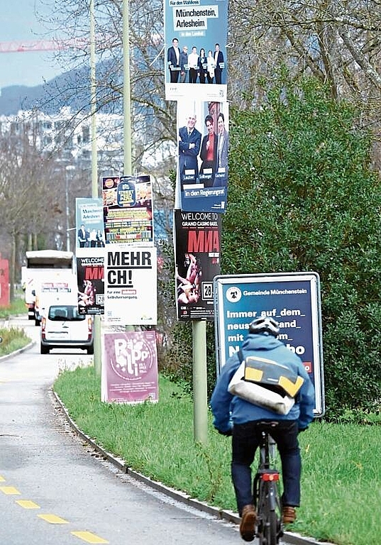Wahlplakate, wo das Auge hinfällt: ein gewohntes Bild während der Wahlen im Kanton Baselland. Foto: Martin Graf