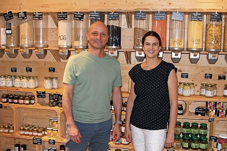 Eine Zusammenarbeit, die funktioniert: Daniel Seeholzer, Vorsitzender der Geschäftsleitung der ESB,
und Lea Borrero, Initiantin von «Unverpackt Birseck». Foto: Florin Bürgler