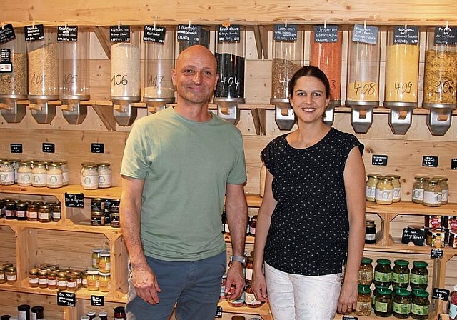 Eine Zusammenarbeit, die funktioniert: Daniel Seeholzer, Vorsitzender der Geschäftsleitung der ESB,
und Lea Borrero, Initiantin von «Unverpackt Birseck». Foto: Florin Bürgler