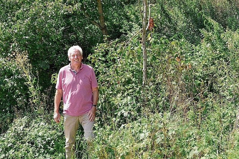 Mit viel Herzblut: Martin Dick neben einem jungen Speierling. Foto: Mirjam Sinniger