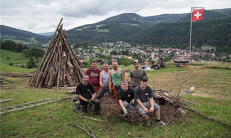 An bester Lage: Die IG 1.-Augustfeuer mach Fotopause beim Aufschichten des Holzes. Foto: Martin Staub