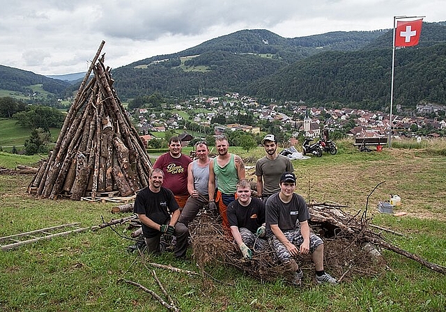 An bester Lage: Die IG 1.-Augustfeuer mach Fotopause beim Aufschichten des Holzes. Foto: Martin Staub