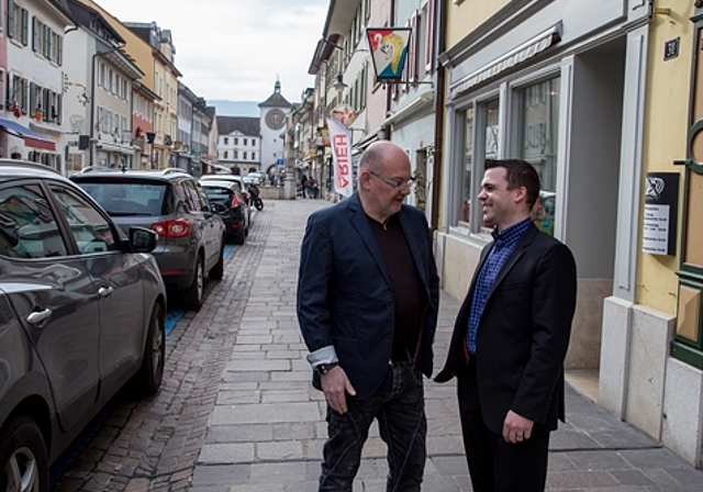 Stadtgespräch: Christian Hamann (l.) informiert Alex Beck, neuer Präsident IG-Laufen, über das Projekt Art Advent Laufen. Foto: Martin Staub