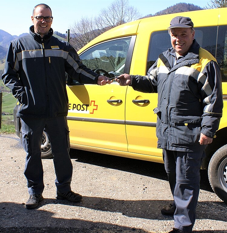 <em>Vor der Pensionierung: </em>Camille André (rechts) übergibt seinem Chef Milovan Stanic den Schlüssel für das Auto.Foto: Jürg jeanloz